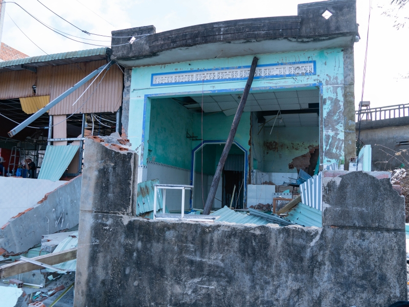 hon 300 xuat qua tri gia 166 trieu den tay ba con dak lak bi  thiet hai sau bao so 15